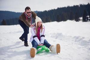 Lycklig ung par har roligt på färsk visa på vinter- semester foto