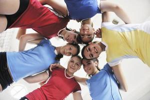 tjejer som spelar volleyboll inomhusspel foto