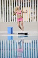 kvinna kondition övning på poolen foto