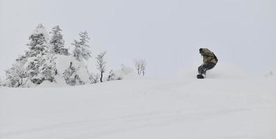 skidåkare på berg foto