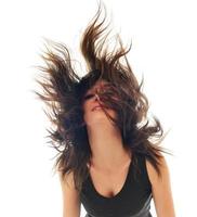 fest kvinna isolerat med vind i hår foto