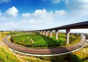 motorväg och viadukt foto