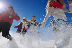 vinter- roligt med ung människor grupp foto