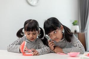 söta asiatiska barn som leker med läkare tandläkare leksaksset, barn visar hur man rengör och tar hand om tänderna. tandvård och medicin, foto