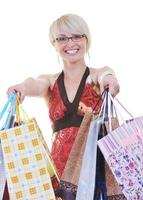 glada unga vuxna kvinnor shopping med färgade väskor foto