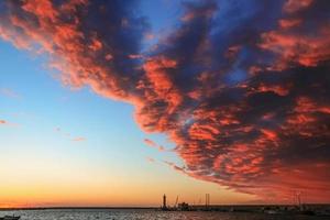 sommar. adriatic kust: hamnen i Molfetta vid solnedgången. Italien (Apulien) foto