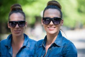 tvilling syster med solglasögon foto