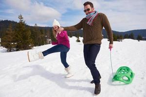 Lycklig ung par har roligt på färsk visa på vinter- semester foto