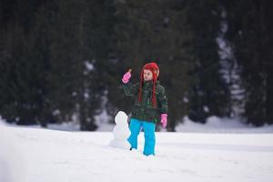 pojke framställning snögubbe foto