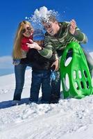 familj har roligt på färsk snö på vinter- foto