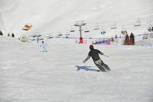 skidåkare på berg foto