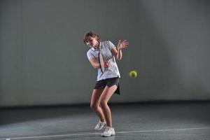 spelar tennis inomhus foto