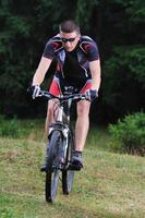 ridning en cross cykel foto