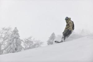 skidåkare på berg foto