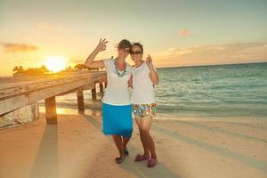 grupp av vänner på skön strand foto