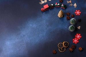 element av jul dekorationer, sötsaker och pepparkaka på en trä- skärande styrelse foto