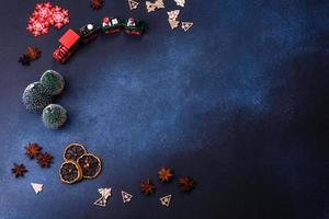 element av jul dekorationer, sötsaker och pepparkaka på en trä- skärande styrelse foto