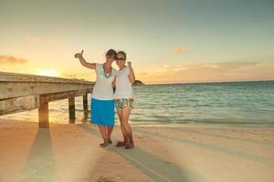 grupp av vänner på skön strand foto