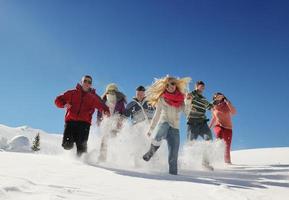 vänner ha roligt på vinter- på färsk snö foto