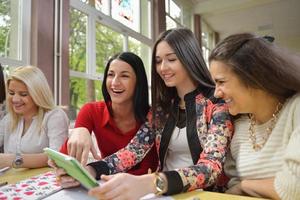 tonåren grupp i skola foto