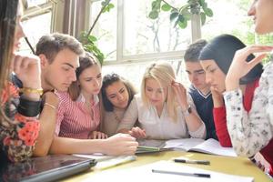 tonåren grupp i skola foto