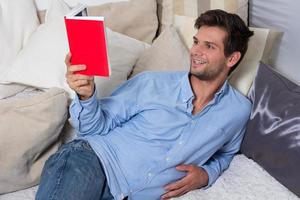 ung brunett man läser en bok