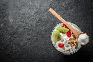 hemlagad yoghurt med granola, kiwi, torkades frukt och nötter bio - mest friska utsäde. foto