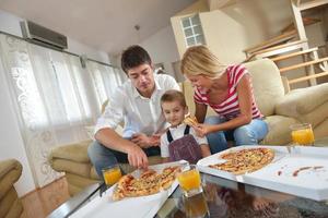 familj äter pizza foto