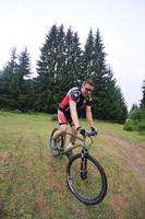 ridning en cross cykel foto