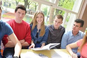 tonåren grupp i skola foto