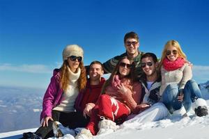 vinter- roligt med ung människor grupp foto