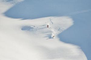 skidåkare på berg foto