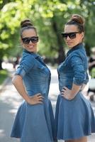 tvilling syster med solglasögon foto