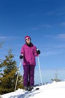 vinter- kvinna åka skidor foto