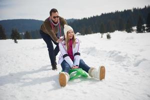 Lycklig ung par har roligt på färsk visa på vinter- semester foto