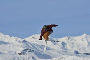åka skidor hoppa se foto