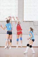 tjejer som spelar volleyboll inomhusspel foto
