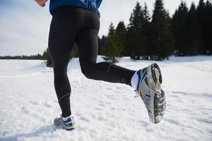 joggning på snö i skog foto