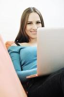 ett ung kvinna arbetssätt på bärbar dator foto