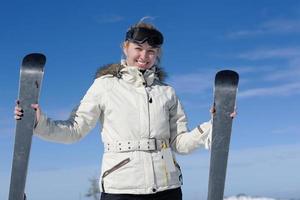 vinter- kvinna åka skidor foto