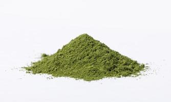 högen av matcha grön te pulver isolerat på vit bakgrund, organisk produkt från de natur för friska med traditionell stil foto