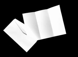 blank av brevpapper och vitt kuvert foto