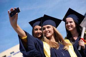 studenter grupp i examinerade framställning selfie foto