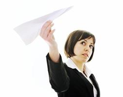 företag kvinna kasta papper flygplan foto