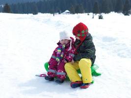 porträtt av pojke och bebis flicka på vinter- semester foto