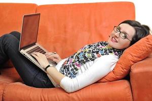 kvinna använder sig av en bärbar dator dator på Hem foto