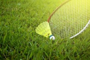 badminton utomhus utrustning badmintonbollar och badminton racketar, på gräsmatta, mjuk och selektiv fokus på fjäderbollar, utomhus- badminton spelar begrepp foto