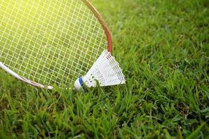 badminton utomhus utrustning badmintonbollar och badminton racketar, på gräsmatta, mjuk och selektiv fokus på fjäderbollar, utomhus- badminton spelar begrepp foto