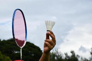 utomhus- badminton utrustning badmintonbollar racketar. utomhus- badminton spelar begrepp. foto