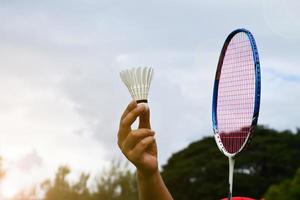 utomhus- badminton spelar utrustning på grön gräsmatta. foto